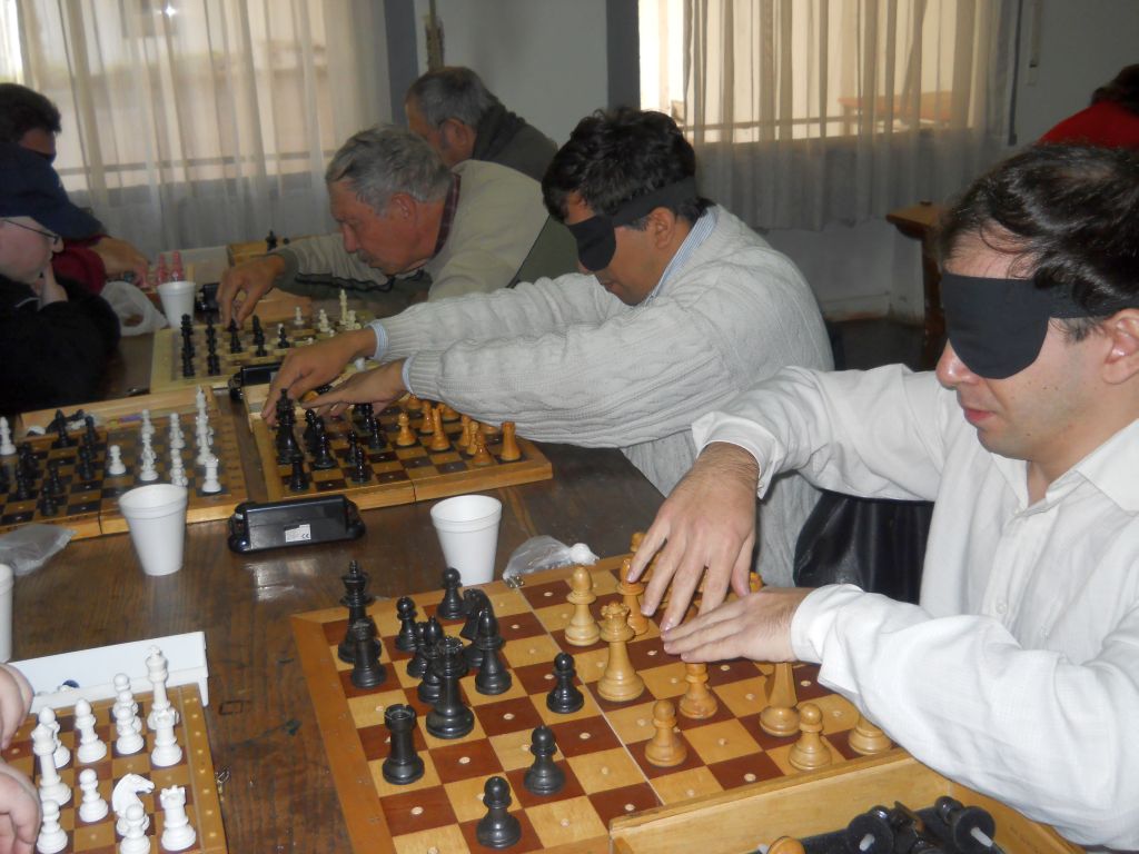 V&iacute;ctor y Jos&eacute; Luis, jugando con los ojos vendados